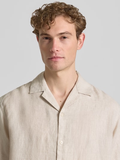 Männermodel trägt Regular Fit Leinenhemd Modell 'LAWRENCE' von Jack & Jones Premium, Reverskragen, Knopfleiste, Reine Leinen, Nahaufnahme Oberkörper.