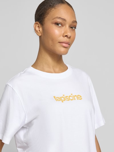 Kobiece modelka nosi Regular Fit T-Shirt aus reiner Baumwolle Modell 'MACY' von Selected Femme, biała, jednolita, jersey, nadruk z napisem, okrągły dekolt, krótki rękaw, ujęcie: zbliżenie na górną część ciała