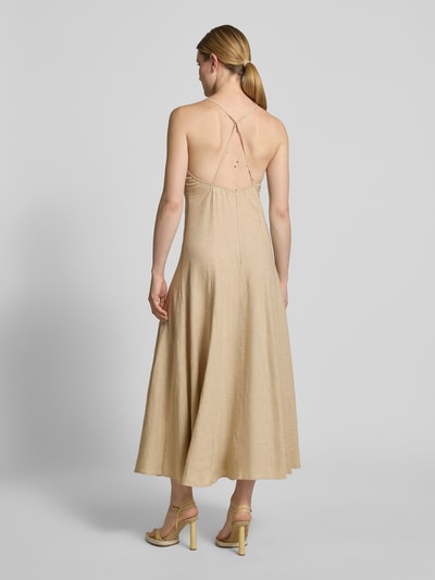 Frauenmodel trägt Regular Fit Leinenkleid mit Viskose-Anteil von Rinascimento, beige, V-Ausschnitt, Maxilänge, Spaghetti-Träger, Leinen-Mix mit Viskose-Anteil, Ganzkörperansicht Rückansicht.