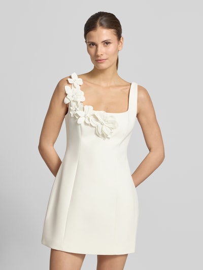 Frauenmodel trägt Cocktailkleid mit floralen Applikationen Modell 'Melora' von Forever New, weiß, minikurz, Stretch, Nahaufnahme Oberkörper.