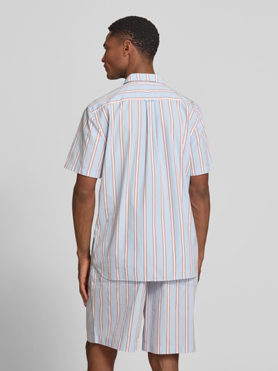 Męski model nosi Regular Fit Freizeithemd aus reiner Baumwolle od Lacoste, paski, krój regular fit, krótki rękaw, zdjęcie całej sylwetki z tyłu.