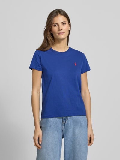 Vrouwenmodel draagt T-Shirt met Label-Stitching van Polo Ralph Lauren, katoen, regular fit, blauw, voorkant, bovenlichaam close-up.