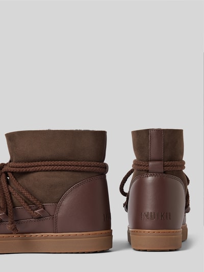 Produktfoto, braune Boots mit Schnürverschluss Modell 'Classic' von INUIKII, abgerundete Passform, leicht profilierte Sohle, Kontext: Damen Boots von INUIKII, Absatzhöhe 3 cm, Schafthöhe 16 cm, Schaftweite 14 cm, unterschiedliche Brauntöne, glatte und matte Texturen