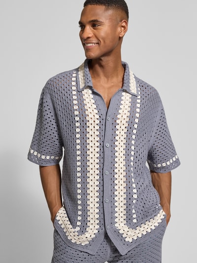 Männermodel trägt Relaxed Fit Freizeithemd in Strick-Optik von JAKE*S STUDIO MEN in Grau mit Lochmuster und Umlegekragen, Nahaufnahme Oberkörper.
