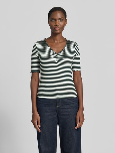 Frauenmodel trägt T-Shirt mit Wellensaum von Zero aus Bio-Baumwoll-Elasthan-Mix, Slim-Fit, V-Ausschnitt, Rückenlänge 52 cm, Ganzkörperansicht von vorne.