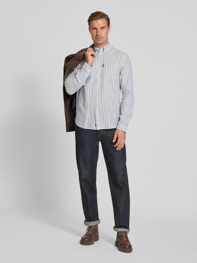 Männermodel trägt Regular Fit Freizeithemd mit Leinen-Anteil von PME Legend, Leinen-Baumwoll-Mix, Logo-Patch, Ganzkörperansicht von vorne.