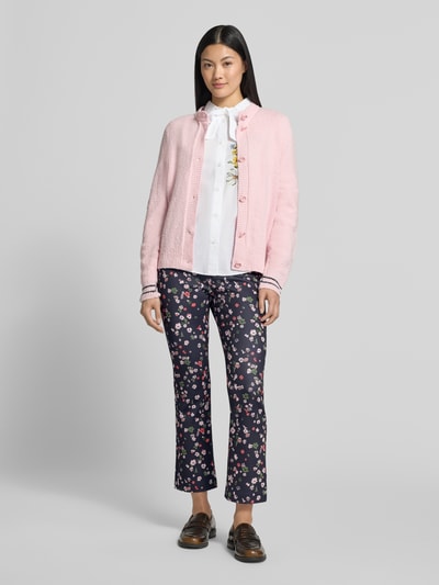 Kobiece modelka nosi Flared Fit Leggins in verkürzter Passform od Marc Cain, elastyczna mieszanka materiałów, rozkloszowany krój, skrócony fason, elastyczny pas, szerokość w rozmiarze 36: 36 cm, długość wewnętrzna nogawki w rozmiarze 36: 69 cm, pełny widok z przodu.