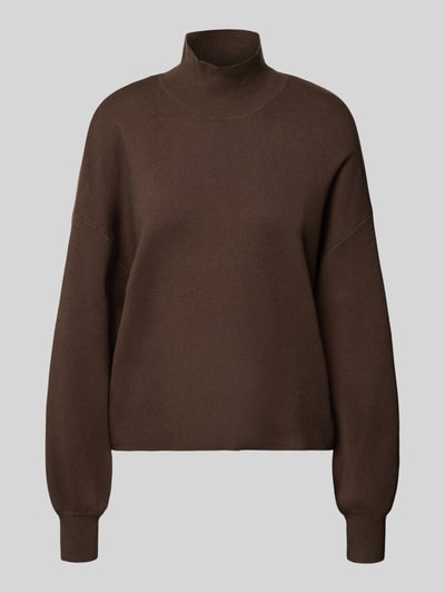 Produktfoto, brauner Strickpullover aus Viskose-Mix Modell 'Mercy East' von MSCH Copenhagen, strukturierte Oberfläche, Relaxed Fit, Stehkragen