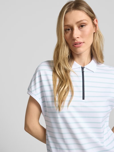 Frauenmodel trägt Regular Fit Poloshirt mit Reißverschluss von FIRE + ICE, Allover-Look, Modell GAJA2, weiße und hellblaue Streifen, Nahaufnahme Oberkörper.