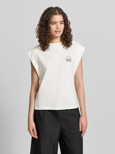 Frauenmodel trägt Regular Fit T-Shirt aus reiner Baumwolle Modell 'SHELINA' von Only, Optik: Unifarben, Applikation: Stickerei, Zierperlen, Rundhals, Kurzarm, Ganzkörperansicht von vorne