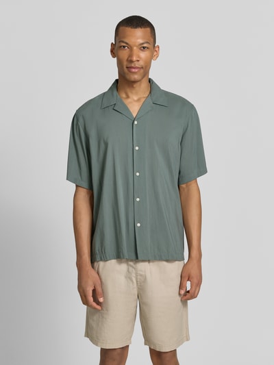 Męski model nosi Relaxed Fit Freizeithemd aus Baumwoll-Mix Modell 'RELAXAIR' od SELECTED HOMME, gładki zielony, bawełniana mieszanka, krój relaxed fit, kołnierz bowling, krótki rękaw, przód z guzikami, Ganzkörperansicht von vorne
