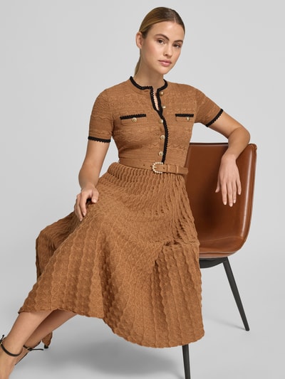Frauenmodel trägt Midikleid in Strick-Optik von Self-Portrait in Braun mit Knopfleiste, Tailliert, aus Baumwoll-Mix, Kurzärmelig, Nahaufnahme Oberkörper. Gesamtlänge 125 cm, Brustweite 40 cm, Ärmellänge 22 cm, Taillenweite 34 cm.