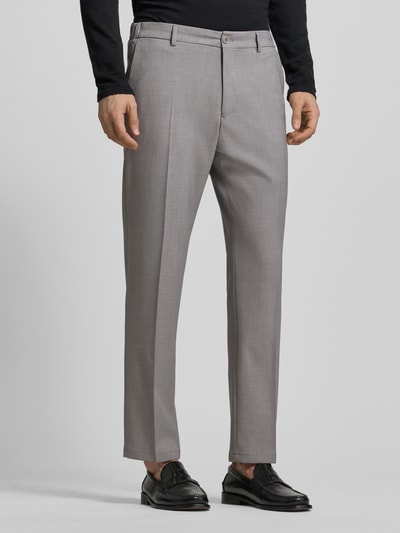 Männermodel trägt Stoffhose mit Bundfalten Modell 'Ajend' von Drykorn, Material-Mix mit Viskose-Anteil, gerader Schnitt, Nahaufnahme Unterkörper, Ganzkörperansicht von vorne.