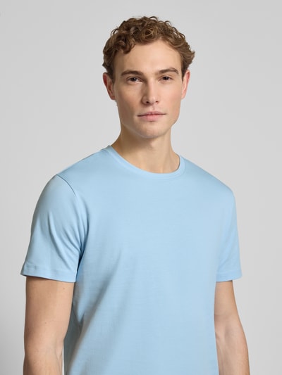 Männermodel trägt Regular Fit T-Shirt mit Rundhalsausschnitt von Christian Berg Men, reine Baumwolle, hellblau, Nahaufnahme Oberkörper.
