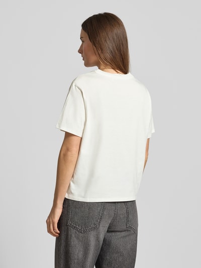 Frauenmodel trägt Oversized T-Shirt aus reiner Baumwolle von Tom Tailor Denim in Optik: Unifarben, Passform: Oversized, Motiv-Print, Rundhals, Kurzarm, Material: reine Baumwolle, Ganzkörperansicht Rückansicht.