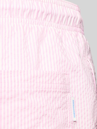 Produktfoto, Badehose aus Seersucker mit elastischem Bund Modell 'MAUI OCEAN' von Jack & Jones, Regular-Fit, rosa-weiß gestreift, Kordelzug, Seersucker-Struktur