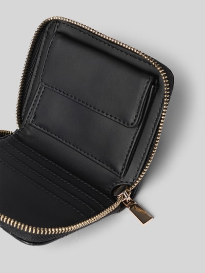 Produktfoto, Portemonnee met labelapplicatie model 'CRESIDIA II' van Guess, zwart, logomotief, hoofdvak met rits, damesaccessoire
