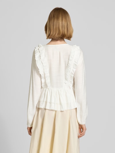 Frauenmodel trägt Regular Fit Langarmbluse aus Viskose-Mix Modell 'ZOEY' von Vero Moda, unifarben, Flounce-Detail, Rückansicht
