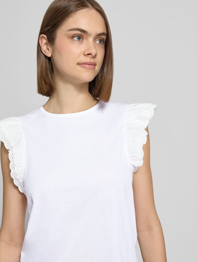Frauenmodel trägt Regular Fit T-Shirt aus reiner Baumwolle Modell 'PANDRIA' von Pieces in Weiß, Rundhals, unifarben, Nahaufnahme Oberkörper.