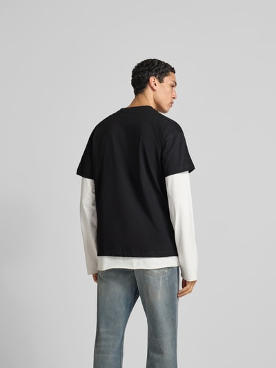 Männermodel trägt T-Shirt mit Label-Stitching von Diesel aus reiner Baumwolle, Regular-Fit, gerippter Rundhalsausschnitt, Rückenlänge 71 cm, Ganzkörperansicht Rückansicht.