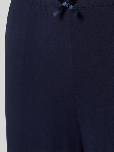Produktfoto, Relaxed Fit Pyjama-Hose aus Viskose-Mix von Christian Berg Woman in Dunkelblau mit Zierschleife, Elastikbund und Spitzenbesatz, glatte Textur.