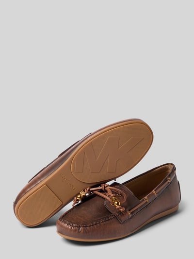 Produktfoto, Mokassins aus echtem Leder Modell 'Fallon' von MICHAEL Michael Kors in Braun, Zierbesatz, abgerundete Form, glatte Textur, 1 cm Absatz, 7 cm Schafthöhe, 13 cm Schaftweite