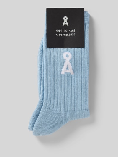 Productfoto, lichtblauwe Sokken uit katoenmix model 'SAAMUS BOLD' van Armedangels, effen, geribbelde boord, labeltekst, logodetail, stretchmateriaal