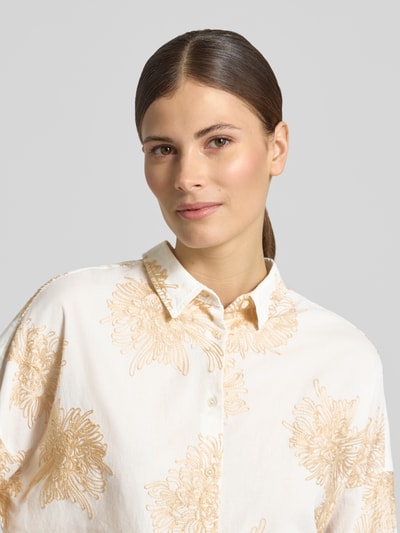 Vrouwenmodel draagt Regular Fit blouse met stitchings model 'LUCY' van 0039 Italy, puur katoen, overhemdkraag, ruglengte maat S 67 cm, mouwlengte maat S 47 cm, detailopname bovenlichaam