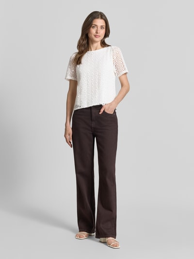 Modelka kobieca nosi Regular Fit T-Shirt in Strick-Optik od More & More, biały, wzór kwiatowy, półprzezroczysty, bawełniany miks, krótki rękaw, okrągły dekolt, przód całej sylwetki