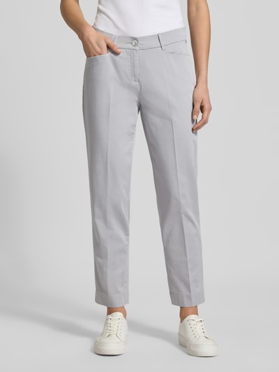 Frauenmodel trägt hellgraue Straight Fit Stoffhose mit Lyocell-Anteil Modell 'Mara' von Brax, Bügelfalten, verkürzte Passform, Ganzkörperansicht von vorne.