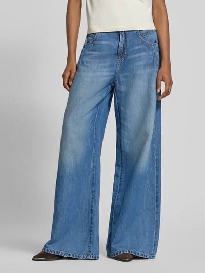 Vrouwenmodel draagt Wide Leg Jeans uit katoenmix Model 'PALAZZO' van Cambio in denimlook, five pocket, high waist fit, labelstitching, knoop- en ritssluiting, riemlussen, materiaal: katoenmix. Ganzkörperansicht van voren.