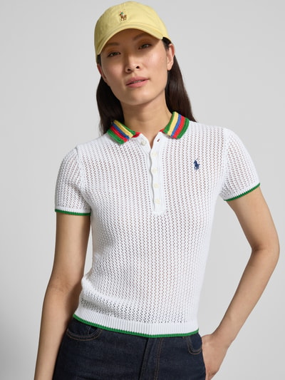 Modelka kobieca nosi Regular Fit Strick-Poloshirt aus Baumwoll-Mix von Polo Ralph Lauren, efekt: jednolity kolor, krój regular fit, paski w kontrastowym kolorze, kołnierzyk polo, krótki rękaw, zakończenia: prążkowane, wykończenie materiału: dzianina, mieszanka bawełny. Nahaufnahme górnej części ciała.