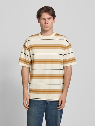 Mannelijk model draagt Oversized Shirt aus reiner Baumwolle Modell 'NIVARSI' van HUGO in heren oversized fit met brede strepen, Ganzkörperansicht van voren.