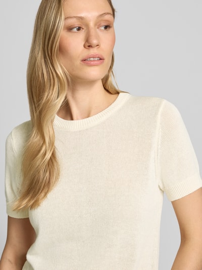 Frauenmodel trägt Strickshirt aus Leinen-Mix mit Rundhalsausschnitt von Jake*s Collection, cremefarben, halbarm, Nahaufnahme Oberkörper.