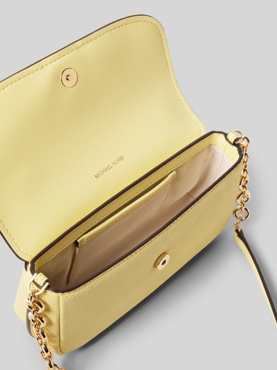Produktfoto, żółta Umhängetasche mit Label-Detail Modell 'NOLITA' von MICHAEL Michael Kors, skórzana faktura, metalowy łańcuszek, Szerokość w rozmiarze 1: 21 cm, długość: 11 cm, głębokość: 7 cm, długość paska: 110 cm