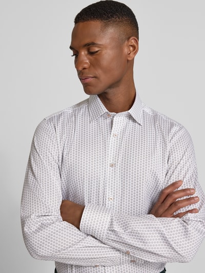 Männermodel trägt Slim Fit Businesshemd aus Baumwoll-Mix mit Kentkragen von OLYMP Level Five, feines Muster, Nahaufnahme Oberkörper. Elastischer Baumwoll-Mix, Sportmanschetten, langärmelig, durchgehende Knopfleiste, Rückenlänge 80 cm, Schulterbreite 44 cm, Ärmellänge 67 cm.
