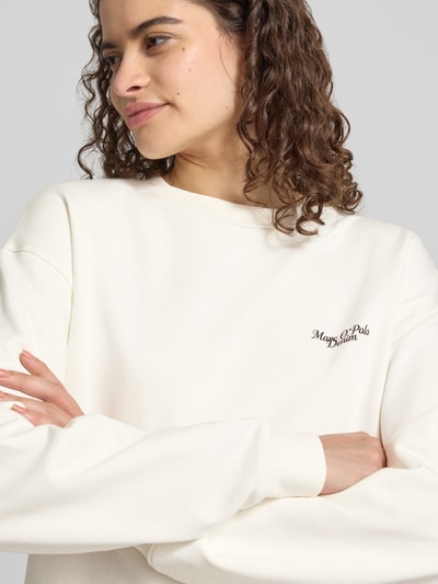 Frauenmodel trägt Relaxed Fit Sweatshirt aus reiner Baumwolle von Marc O'Polo DENIM in Creme, weiche Struktur, Nahaufnahme Oberkörper.