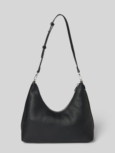 Produktfoto, czarna Handtasche mit Label-Detail von CK Calvin Klein, faktura skóry, srebrne detale, szerokość w rozmiarze 1: 24 cm, długość 27 cm, głębokość 11 cm, pasek na ramię 68 cm, główna komora na zamek, wewnętrzna kieszeń na zamek