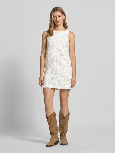 Frauenmodel trägt Körpernahes Freizeitkleid aus Baumwoll-Mix Modell 'BONNIE' von Pieces, Optik: Unifarben, Passform: Körpernah, Mini-Länge, U-Boot-Ausschnitt, Struktur, breite Träger, Struktur-Muster, Material: Baumwoll-Mix, helle Farbgebung, Ganzkörperansicht von vorne.