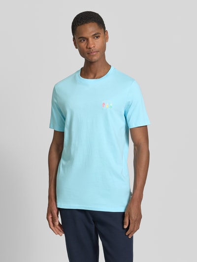 Männermodel trägt T-Shirt mit Stitching und Rundhalsausschnitt von Lindbergh aus Reine Baumwolle in Hellblau, Slim-Fit, Ganzkörperansicht von vorne. Rückenlänge bei Größe M: 71 cm.