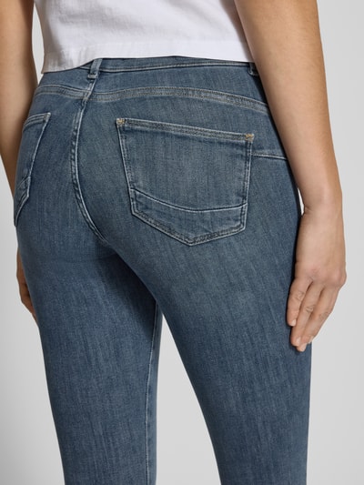 Frauenmodel trägt Skinny Fit Jeans aus Bio-Baumwoll-Mix Modell 'POWER' von Only, mittleres Blau, Denim, Detailaufnahme Rückansicht.
