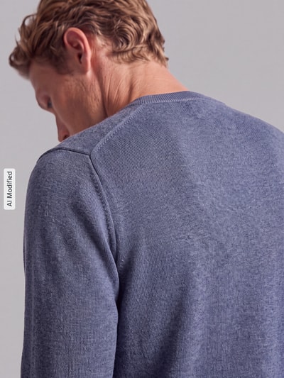 Mężczyzna nosi sweter Regular Fit Pullover aus reiner Schurwolle model 'Kestefo' od BOSS Orange, szara tekstura, detal tyłu, zdjęcie, KI-modifiziertes Bild