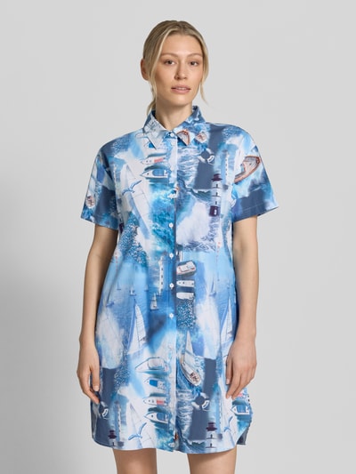 Vrouwenmodel draagt Relaxed Fit Hemdblusenkleid met Allover-Foto-Print van Marc Cain, puur katoen, platte kraag, knoopsluiting, met korte mouwen, blauwe en witte tinten, borstwijdte 56 cm, ruglengte 94 cm, maat 36, Ganzkörperansicht van voren.