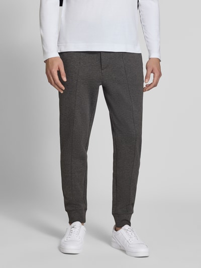 Männermodel trägt Loose Fit Sweathose mit Logo-Stitching Modell 'MESH FACE' von Polo Ralph Lauren, dunkles Grau, Ganzkörperansicht von vorne, Herren Sweathose.