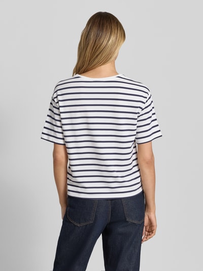 Vrouwenmodel draagt T-Shirt met borstzak en ronde hals van monari, recht model, katoen-modal mix, streeppatroon, ruglengte 54 cm, volledig achteraanzicht.