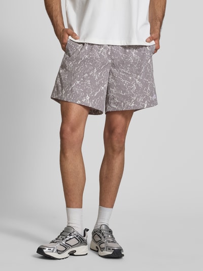Männermodel trägt Regular Fit Shorts mit Gesäßtasche Modell 'PATHFINDER' von The North Face im Elastischer-Material-Mix, Nahaufnahme Oberschenkel. Herren Shorts mit grauem Muster, sichtbarer Elastikbund, Bundweite 42 cm, Innenbeinlänge 17 cm, Regular-Fit.
