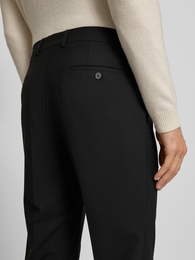 Männermodel trägt Chino mit Bundfalten von HECHTER PARIS, Material-Mix mit Schurwoll-Anteil, Unifarbenes-Design, Nahaufnahme Rückansicht.