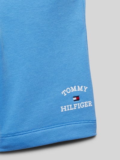 Tommy Hilfiger Teens Szorty z dzianiny dresowej o kroju regular fit z nadrukiem z logo Błękitny 2