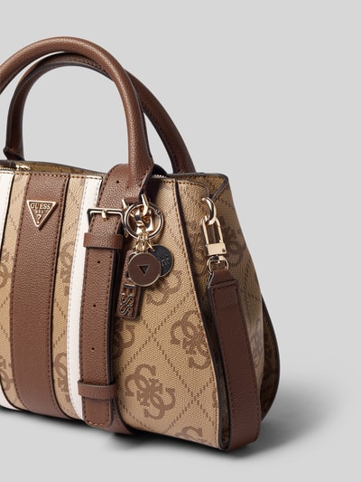 Produktfoto, Handtasche in Leder-Optik Modell 'Noelle' von GUESS mit Logo-Detail, abnehmbarem Schulterriemen, braun-beige gemustert, Hauptfach mit Magnetverschluss, geteiltes Innenfach, Maße: 26x22x12 cm, Schulterriemen 122 cm.