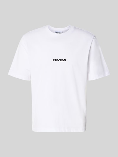 Produktfoto, T-Shirt mit Logo und Rundhalsausschnitt von REVIEW, biała bawełna, krój relaxed fit, logo z przodu, długość tyłu 68 cm w rozmiarze M